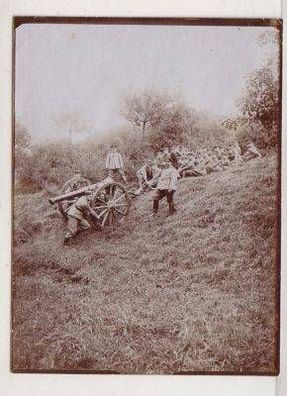 48278 Foto Naumburg Soldaten ziehen Kanone um 1910