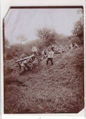48379 Foto Naumburg Soldaten ziehen Kanone um 1910