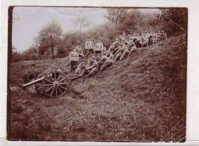 48342 Foto Naumburg Soldaten ziehen Kanone um 1910