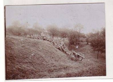 48341 Foto Naumburg Soldaten ziehen Kanone um 1910