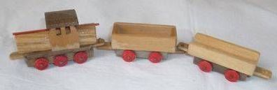 kleine alte Eisenbahn aus Holz Lok + 2 Hänger