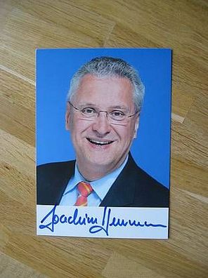 Bayern Staatsminister Joachim Herrmann hands. Autogramm