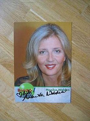 NDR Fernsehmoderatorin Monika Walden hands Autogramm