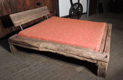 Bett aus alten Eichebalken, historisches Fachwerk