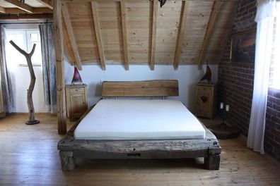 Bett aus alten Eichebalken, historisches Fachwerk