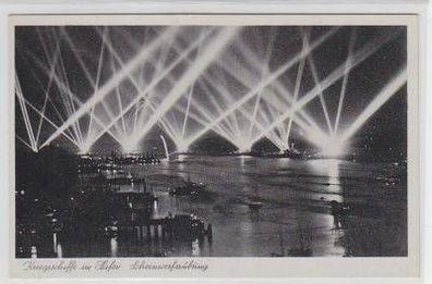 49720 Ak Kriegsschiffe im Hafen Scheinwerferübung 1940
