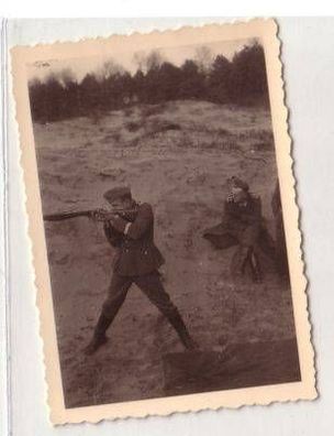 20518 Foto Deutsche Soldaten bei Schießübungen 2. WK