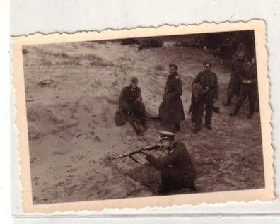49484 Foto Deutsche Soldaten bei Schießübungen 2. WK