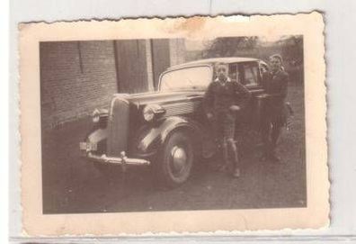 48268 Foto 2 Jungs vor altem Automobil um 1935