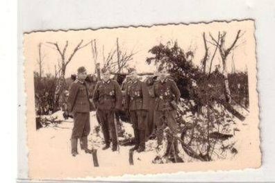 18669 Foto Deutsche Soldaten mit Orden 2. Weltkrieg