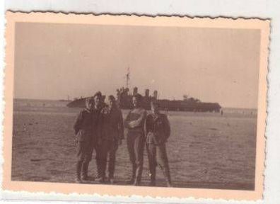 46457 Foto Deutsche Soldaten vor Schiffswrack 2. WK