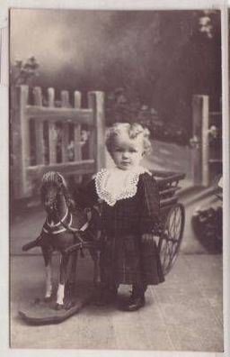49636 Foto Ak Kind mit Spielzeugpferd um 1910