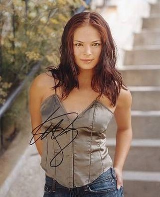 Original Autogramm Kristin KREUK auf Großfoto (COA)