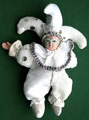Kleine weiche Puppe Harlekin im weißen Anzug mit Maske