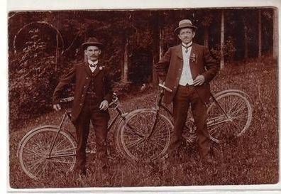 48606 Foto Ak 2 Herren auf Fahrrad Tour 1910