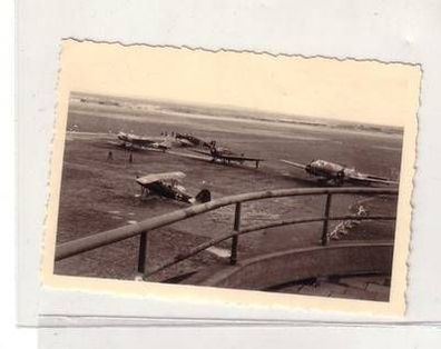46839 Original Foto Flughafen mit 5 Flugzeugen 2. Weltkrieg um 1940