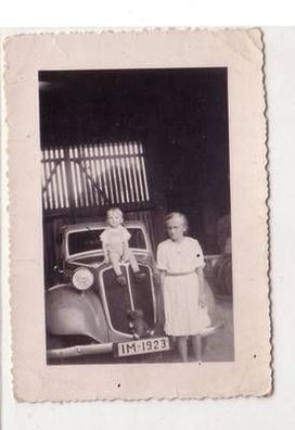 19488 Foto Kind auf altem Automobil um 1930