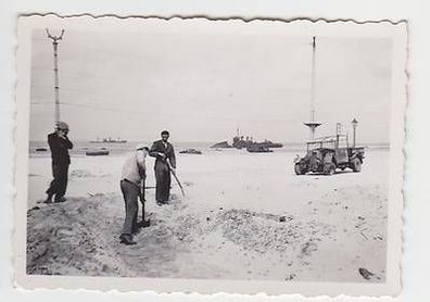 28306 Original Foto Lkw und Schiffswracks an der Kanalküste um 1940