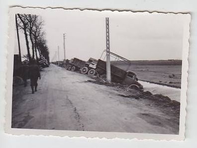35588 Original Foto verlassene Fahrzeuge im Strassengraben in Frankreich um 1940
