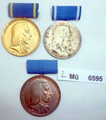 3 x DDR Orden Joh. Heinrich Pestalozzi in Gold, Silber und Bronze