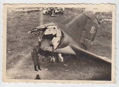 39776 Militär Foto Soldat neben Russischem Flugzeugwrack 2. Weltkrieg