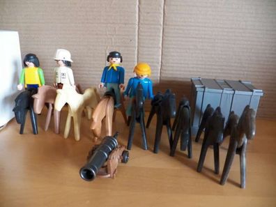 48 + 11 Figuren + Teile von Playmobil z. B: Polizisten, Pferde u.a.