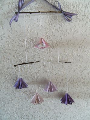 Mobile Origami Blüte, lila, Dekoration, 54 cm lang, Handarbeit Wandbehang Fensterbild