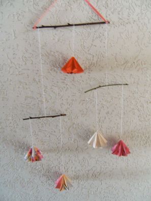 Mobile Origami Blüte, Dekoration, 67 cm lang, Handarbeit, Wandbehang, Fensterbild