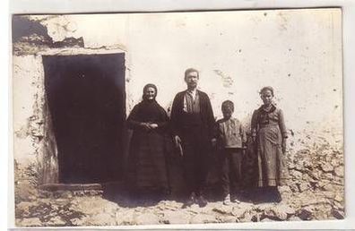52875 Foto Mazedonien "Meine Quartierleute" 1. Weltrkieg um 1916