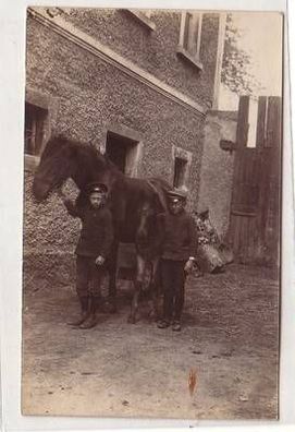 52730 Foto Ak Colditz 2 Kinder mit Pferd und Fohlen 1918