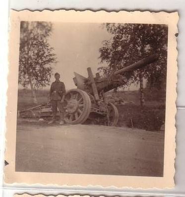 28623 Foto Schweres Geschütz Kanone am Strassenrand 2. Weltkrieg