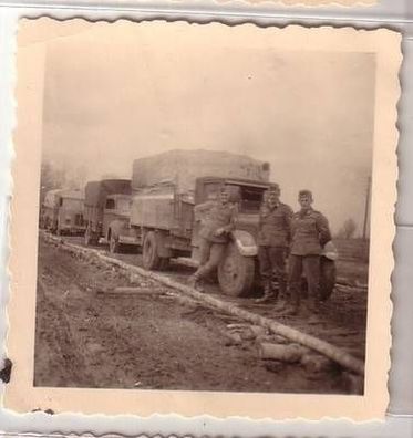 31768 Foto Deutsche Fahrzeugkolonne in Russland 2. Weltkrieg