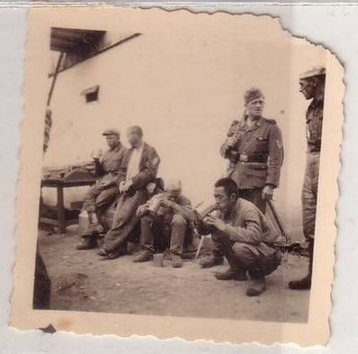 31845 Foto Deutscher Soldat bewacht russische Gefangene 2. Weltkrieg