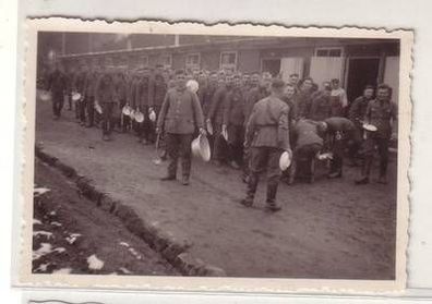 35426 Foto Deutsche Soldaten beim Mittagessen 2. Weltkrieg