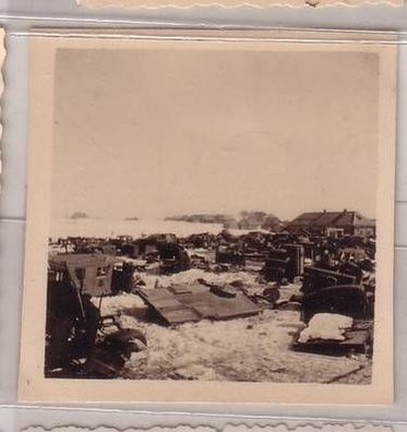 49287 Foto Schlachtfeld mit zerstörten Fahrzeugen im 2. Weltkrieg