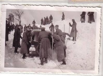 36057 Foto Auto steckt im Schnee Zinnwald im März 1940 2. Weltkrieg