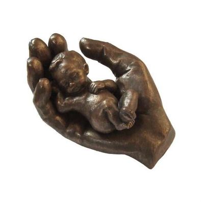 Aufstellfigur Skulptur In seiner Hand hell bronzefarben Baby Geschenk Taufe Geburt