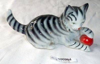 hübsche Porzellan Figur Katze spielt mit rotem Ball um 1930