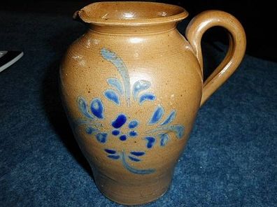 Krug aus Keramik mit glänzender Glasierung und blauer Bemalung