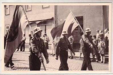 28327 Foto DDR Feuerwehrumzug mit verchromten Helmen um 1960