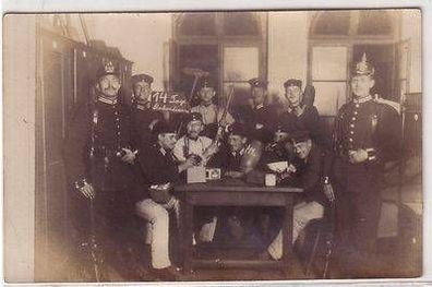 35902 Foto Ak Soldaten Sachsen mit Pickelhaube in der Stube um 1915