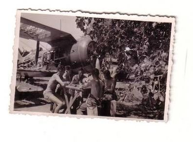 54958 Original Foto Soldaten beim Biwak vor Doppeldecker Flugzeug im 2. Weltkrieg