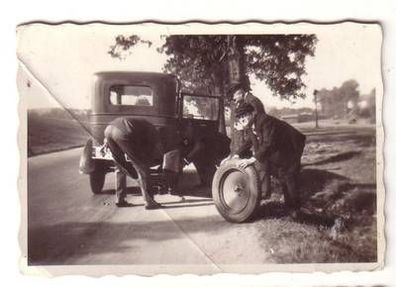 Original Foto alter PKW beim Radwechselum 1930