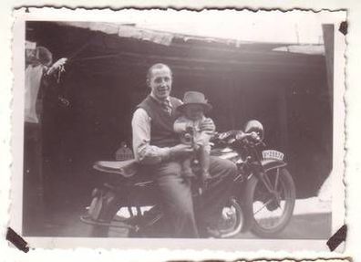 Original Foto Mann mit Kind vor DKW Motorrad 2. Weltkrieg