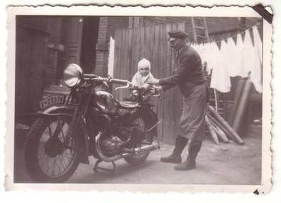 Original Foto Mann mit Kind vor DKW Motorrad 2. Weltkrieg
