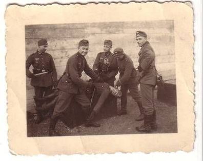 Original Foto Soldaten mit Seitengewehr bei einer gestellten Szene 2. Weltkrieg