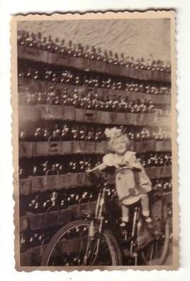 Original Foto kleines Mädchen mit großem Fahrrad vor Bierkistenstapel um 1930