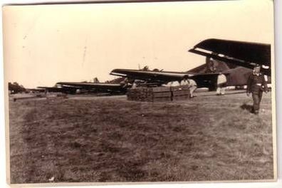 Original Foto Bomber auf Feldflughafen werden beladen im 2. Weltkrieg