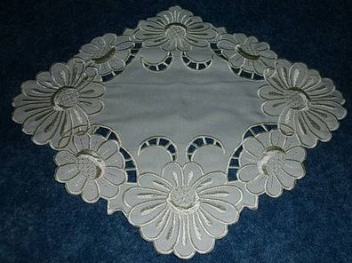 Deckchen creme mit Blumen bestickt 34 x 27cm