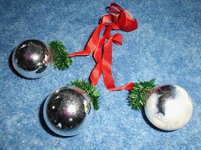 3 kleine Kugeln an roter Schleife---Dekoschmuck für Fenster und Baum